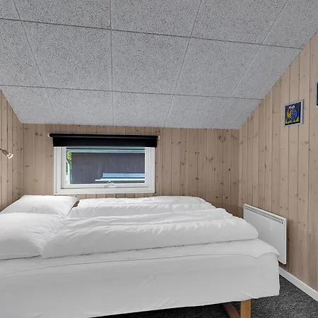 Stunning Home In Blavand With Wifi *