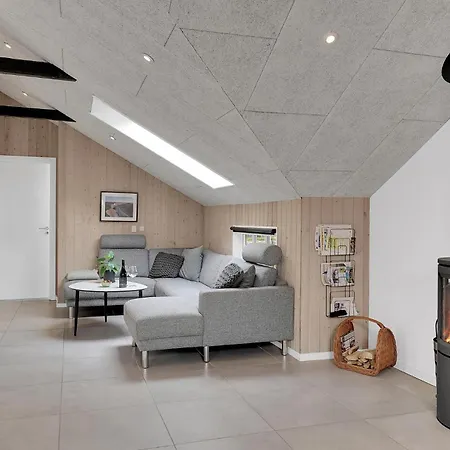 Stunning Home In Blavand With Wifi *